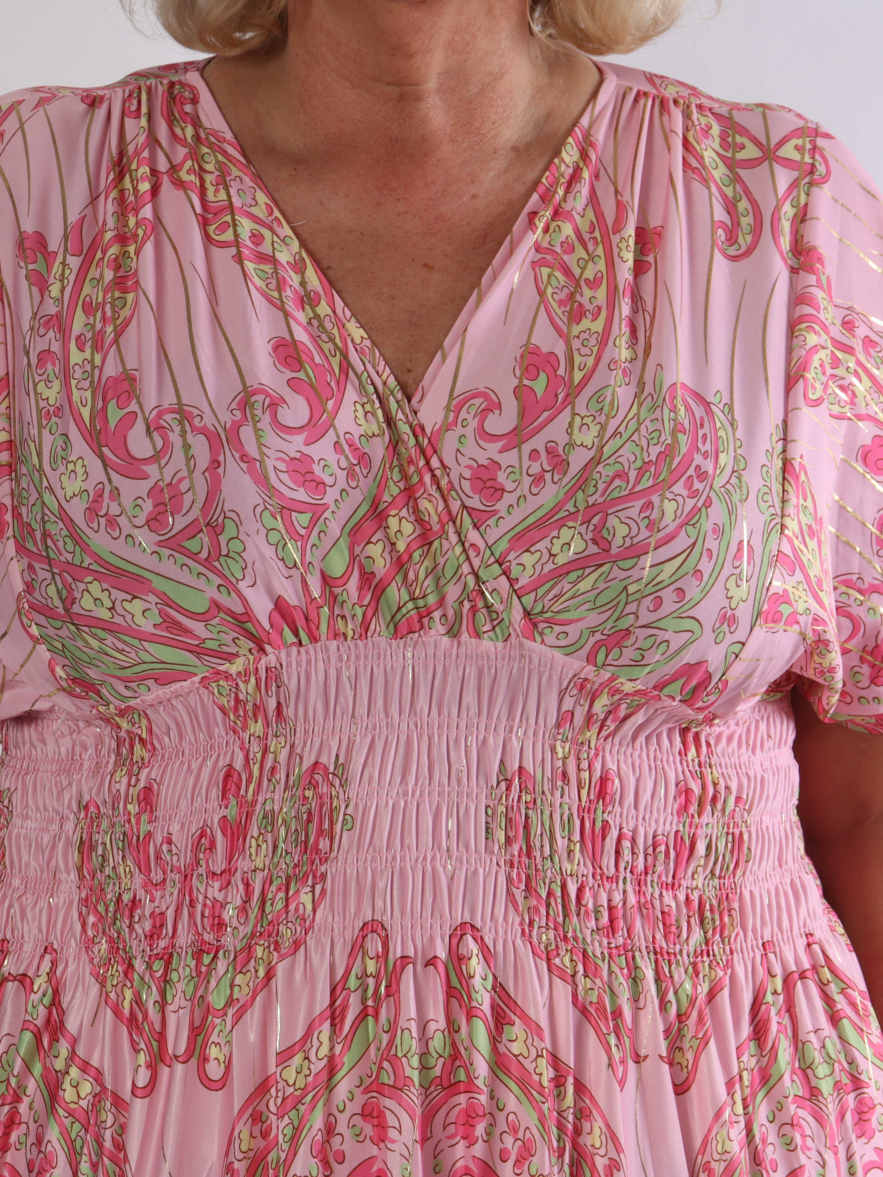 Pams Decor Short - Plus size kjole med fine mønstre og gyldne strejf